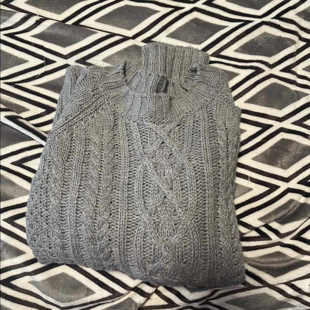 H&M sweater 😇